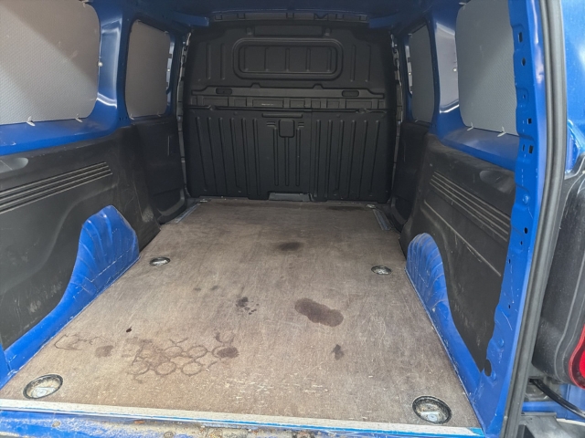 Fahrzeugabbildung Opel Combo E Cargo Basis erhöhte Nutzlast XL Apple CarPlay Android Auto Musikstreaming Fernlichtass. - mit KI generiert/bearbeitet
