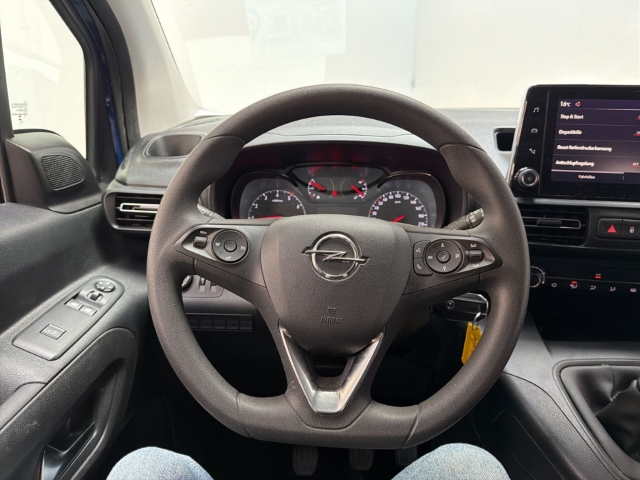Fahrzeugabbildung Opel Combo E Cargo Basis erhöhte Nutzlast XL Apple CarPlay Android Auto Musikstreaming Fernlichtass. - mit KI generiert/bearbeitet