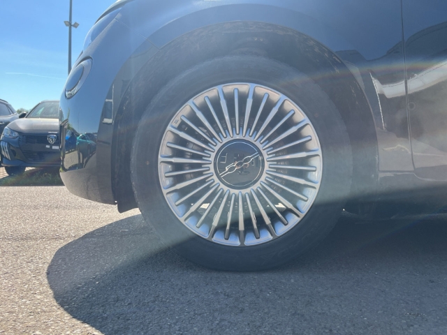 Fahrzeugabbildung Fiat 500e Navi Apple CarPlay Android Auto Klimaautom Fahrerprofil DAB Ambientebeleuchtung