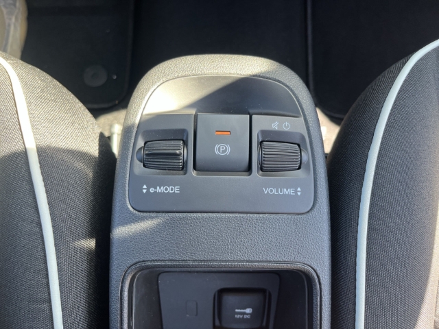Fahrzeugabbildung Fiat 500e Navi Apple CarPlay Android Auto Klimaautom Fahrerprofil DAB Ambientebeleuchtung