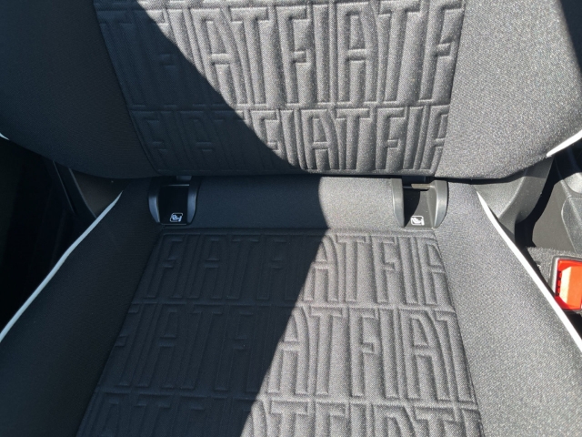 Fahrzeugabbildung Fiat 500e Navi Apple CarPlay Android Auto Klimaautom Fahrerprofil DAB Ambientebeleuchtung