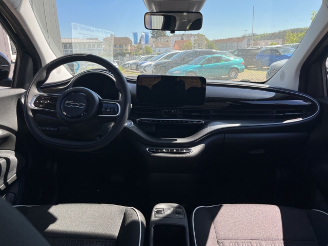 Fahrzeugabbildung Fiat 500e Navi Apple CarPlay Android Auto Klimaautom Fahrerprofil DAB Ambientebeleuchtung