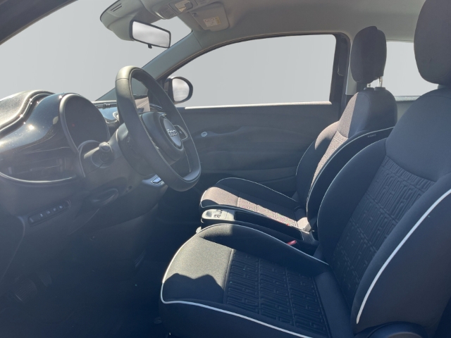 Fahrzeugabbildung Fiat 500e Navi Apple CarPlay Android Auto Klimaautom Fahrerprofil DAB Ambientebeleuchtung