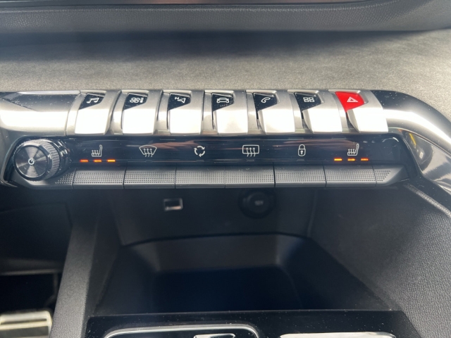 Fahrzeugabbildung Peugeot 3008 Hybrid Focal El. Panodach Navi Digitales Cockpit LED ACC El. Heckklappe