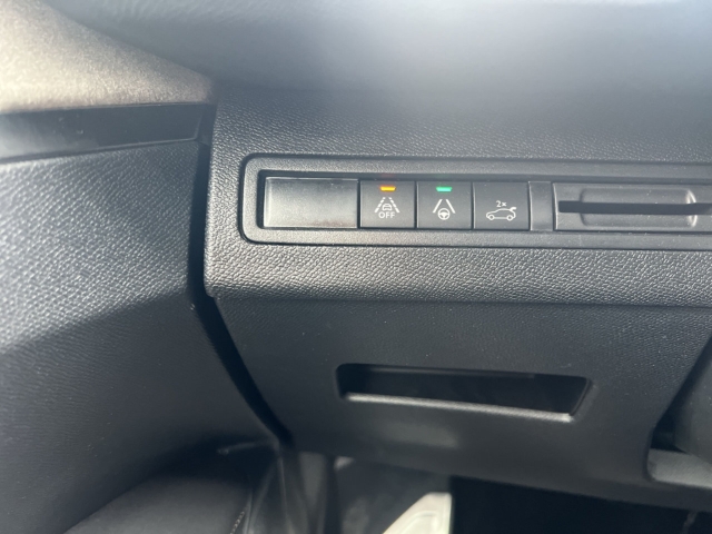 Fahrzeugabbildung Peugeot 3008 Hybrid Focal El. Panodach Navi Digitales Cockpit LED ACC El. Heckklappe