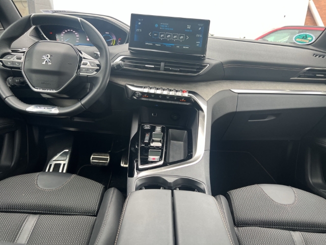 Fahrzeugabbildung Peugeot 3008 Hybrid Focal El. Panodach Navi Digitales Cockpit LED ACC El. Heckklappe