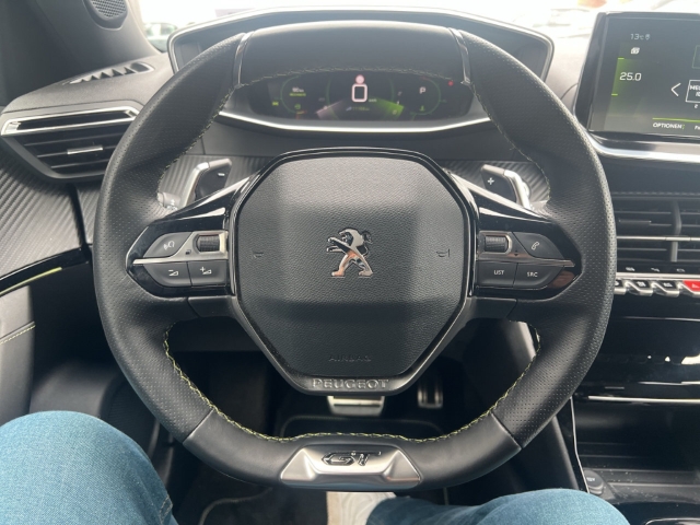 Fahrzeugabbildung Peugeot 2008 GT El. Panodach Navi Digitales Cockpit LED Klimaautom Fahrerprofil DAB Ambientebeleuchtung
