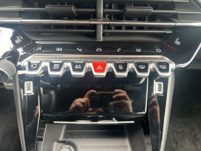 Fahrzeugabbildung Peugeot 2008 GT El. Panodach Navi Digitales Cockpit LED Klimaautom Fahrerprofil DAB Ambientebeleuchtung