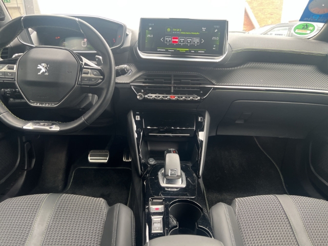 Fahrzeugabbildung Peugeot 2008 GT El. Panodach Navi Digitales Cockpit LED Klimaautom Fahrerprofil DAB Ambientebeleuchtung