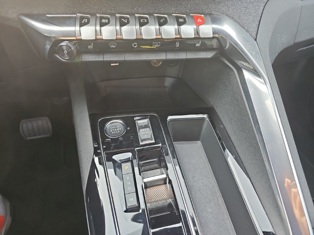 Fahrzeugabbildung Peugeot 5008 Allure Pack 7-Sitzer Navi Digitales Cockpit LED 2-Zonen-Klimaautom DAB Ambientebeleuchtung