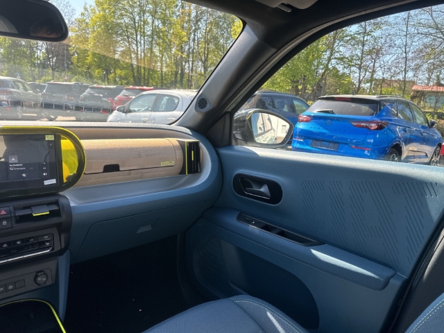 Fahrzeugabbildung Fiat Grande Panda 1.2 Hybrid , 100 PS La Prima, Automatik, Winter, NAV, RFK