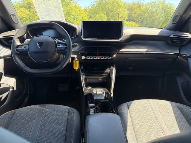 Fahrzeugabbildung Peugeot 2008 Allure LED Apple CarPlay Android Auto Klimaautom Musikstreaming DAB SHZ Spurhalteass.