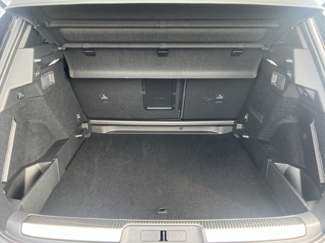 Fahrzeugabbildung DS Automobiles DS7 DS Performance Line Digitales Cockpit LED Klimaautom Ambientebeleuchtung