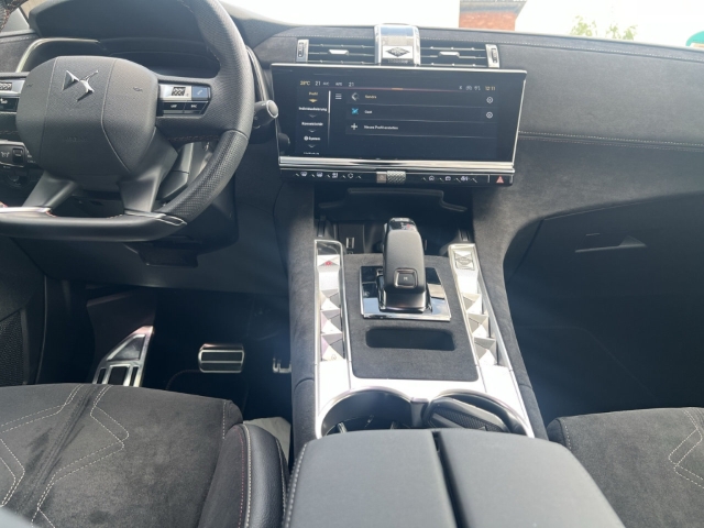 Fahrzeugabbildung DS Automobiles DS7 DS Performance Line Digitales Cockpit LED Klimaautom Ambientebeleuchtung