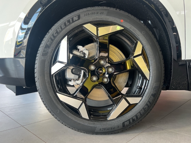 Fahrzeugabbildung Opel Grandland Ultimate Electric AWD HUD Focal Sound Panoramadach Navi Memory Sitze 360 Kamera