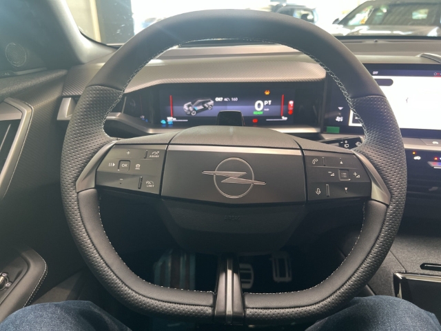 Fahrzeugabbildung Opel Grandland Ultimate Electric AWD HUD Focal Sound Panoramadach Navi Memory Sitze 360 Kamera
