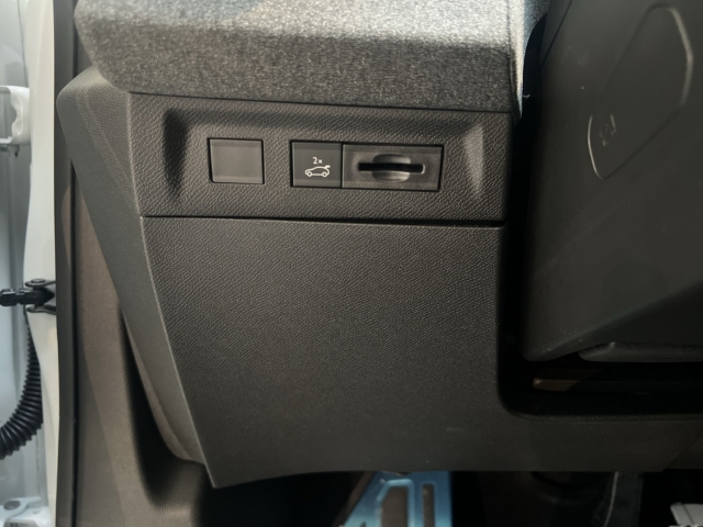 Fahrzeugabbildung Opel Grandland Ultimate Electric AWD HUD Focal Sound Panoramadach Navi Memory Sitze 360 Kamera