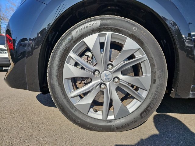 Fahrzeugabbildung Peugeot e-208 Active Pack Elektro LED Apple CarPlay Android Auto Musikstreaming DAB SHZ Spurhalteass.