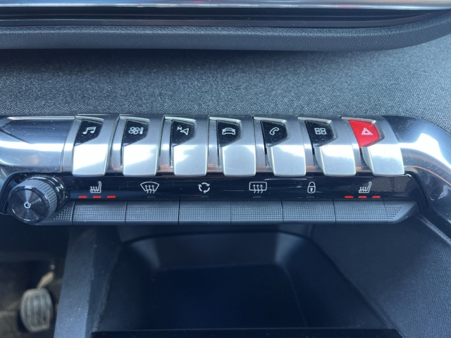 Fahrzeugabbildung Peugeot 5008 Allure Pack 7-Sitzer Navi Digitales Cockpit LED 2-Zonen-Klimaautom DAB Ambientebeleuchtung