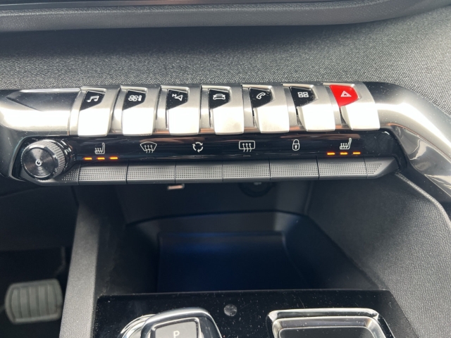Fahrzeugabbildung Peugeot 3008 Allure Pack Navi Leder Digitales Cockpit LED El. Heckklappe 2-Zonen-Klimaautom