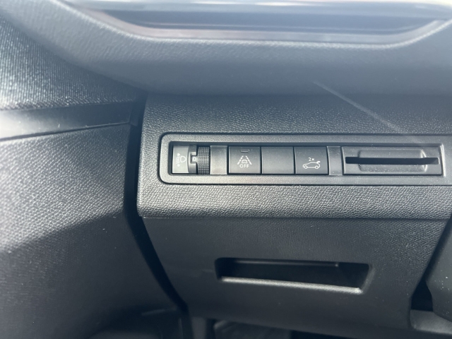 Fahrzeugabbildung Peugeot 3008 Allure Pack Navi Leder Digitales Cockpit LED El. Heckklappe 2-Zonen-Klimaautom