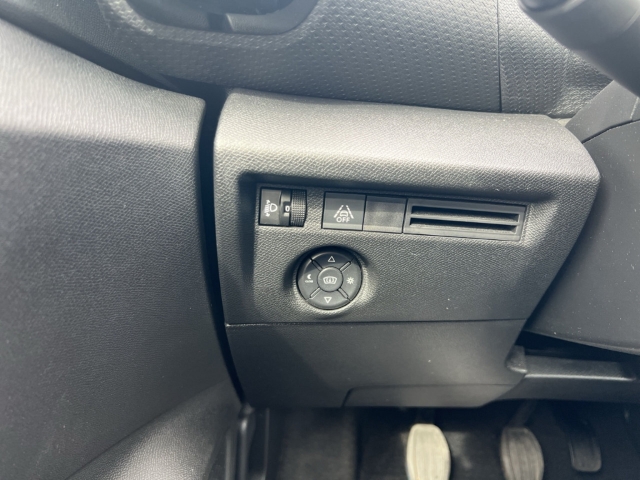 Fahrzeugabbildung Citroen C4 Feel Pack HUD Navi LED Apple CarPlay Android Auto Mehrzonenklima Musikstreaming