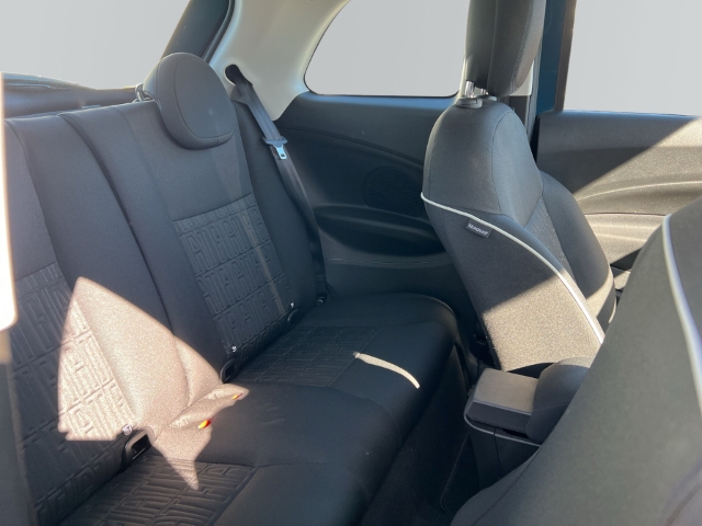 Fahrzeugabbildung Fiat 500e Navi Soundsystem JBL Apple CarPlay Android Auto Klimaautom Fahrerprofil DAB Ambientebeleuchtung