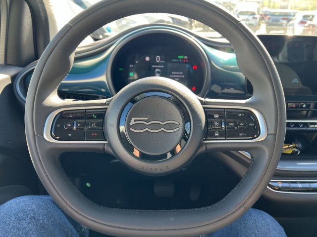 Fahrzeugabbildung Fiat 500e Navi Soundsystem JBL Apple CarPlay Android Auto Klimaautom Fahrerprofil DAB Ambientebeleuchtung