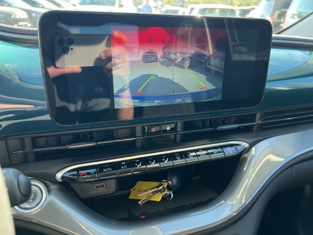 Fahrzeugabbildung Fiat 500e Navi Soundsystem JBL Apple CarPlay Android Auto Klimaautom Fahrerprofil DAB Ambientebeleuchtung