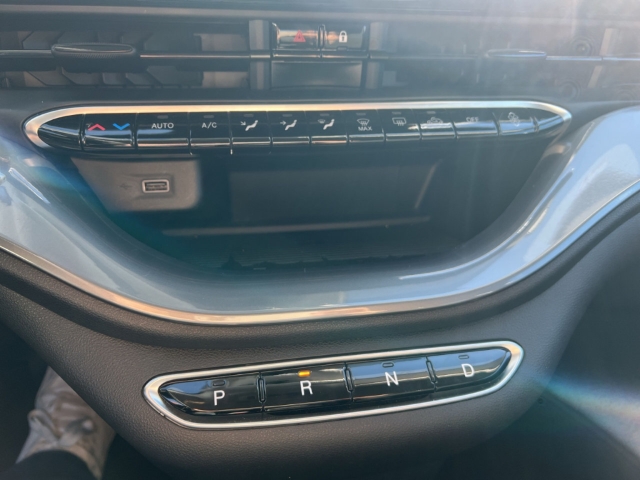 Fahrzeugabbildung Fiat 500e Navi Soundsystem JBL Apple CarPlay Android Auto Klimaautom Fahrerprofil DAB Ambientebeleuchtung