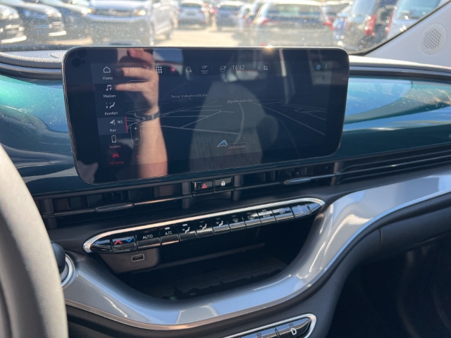 Fahrzeugabbildung Fiat 500e Navi Soundsystem JBL Apple CarPlay Android Auto Klimaautom Fahrerprofil DAB Ambientebeleuchtung