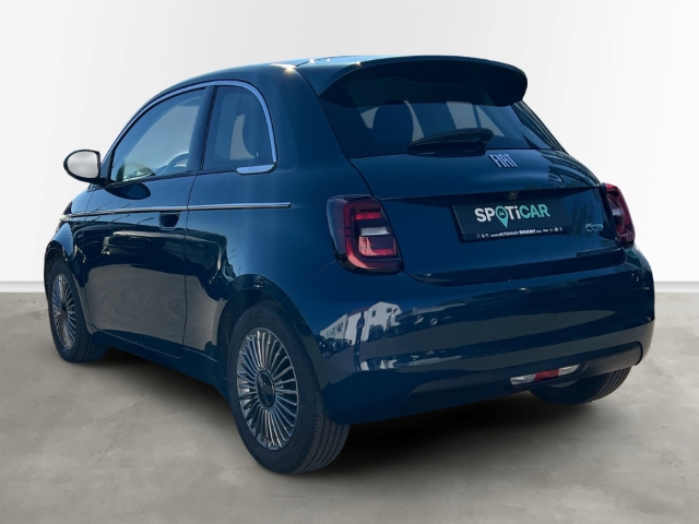 Fahrzeugabbildung Fiat 500e Navi Soundsystem JBL Apple CarPlay Android Auto Klimaautom Fahrerprofil DAB Ambientebeleuchtung