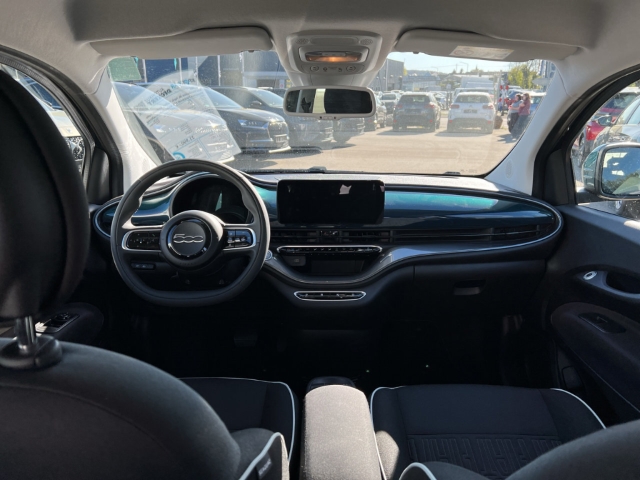Fahrzeugabbildung Fiat 500e Navi Soundsystem JBL Apple CarPlay Android Auto Klimaautom Fahrerprofil DAB Ambientebeleuchtung