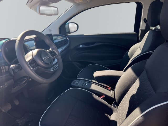 Fahrzeugabbildung Fiat 500e Navi Soundsystem JBL Apple CarPlay Android Auto Klimaautom Fahrerprofil DAB Ambientebeleuchtung