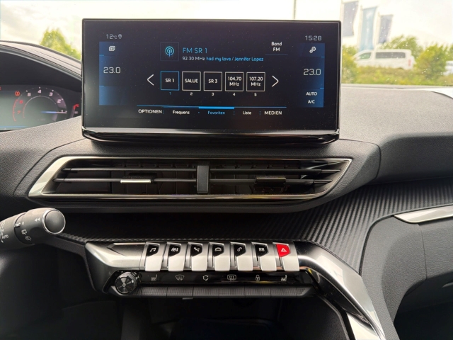 Fahrzeugabbildung Peugeot 3008 Allure Pack Navi Digitales Cockpit LED ACC El. Heckklappe 2-Zonen-Klimaautom