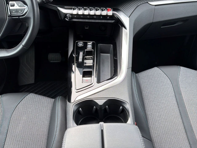 Fahrzeugabbildung Peugeot 3008 Allure Pack Navi Digitales Cockpit LED ACC El. Heckklappe 2-Zonen-Klimaautom