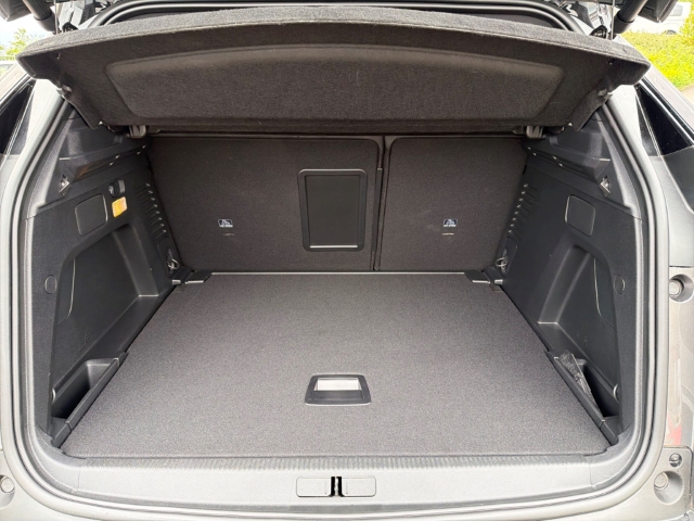 Fahrzeugabbildung Peugeot 3008 Allure Pack Navi Digitales Cockpit LED ACC El. Heckklappe 2-Zonen-Klimaautom