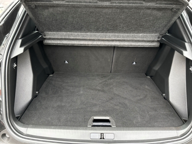 Fahrzeugabbildung Peugeot e-2008 Allure Elektro Navi Digitales Cockpit LED ACC Apple CarPlay Android Auto Klimaautom