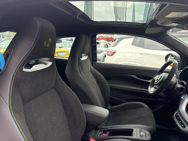 Fahrzeugabbildung Abarth 500 e Turismo, Alcantara, Navi, PDC, RFK, SHZ