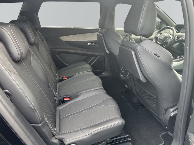 Fahrzeugabbildung Peugeot 5008 Hybrid 136 GT Navi Digitales Cockpit Memory Sitze Soundsystem Massagesitze LED - mit KI generiert/bearbeitet