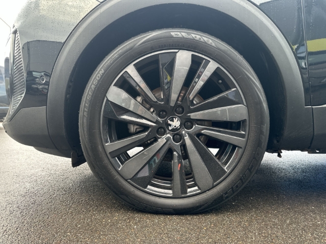 Fahrzeugabbildung Peugeot 5008 Hybrid 136 GT Navi Digitales Cockpit Memory Sitze Soundsystem Massagesitze LED - mit KI generiert/bearbeitet