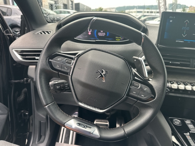 Fahrzeugabbildung Peugeot 5008 Hybrid 136 GT Navi Digitales Cockpit Memory Sitze Soundsystem Massagesitze LED - mit KI generiert/bearbeitet