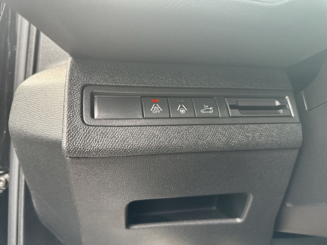 Fahrzeugabbildung Peugeot 5008 Hybrid 136 GT Navi Digitales Cockpit Memory Sitze Soundsystem Massagesitze LED - mit KI generiert/bearbeitet