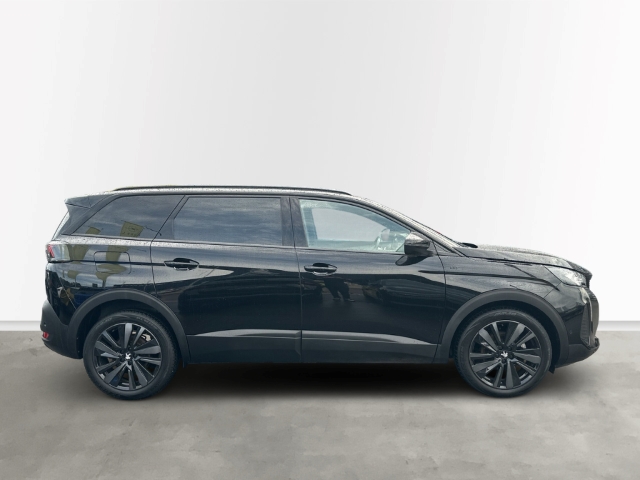Fahrzeugabbildung Peugeot 5008 Hybrid 136 GT Navi Digitales Cockpit Memory Sitze Soundsystem Massagesitze LED - mit KI generiert/bearbeitet