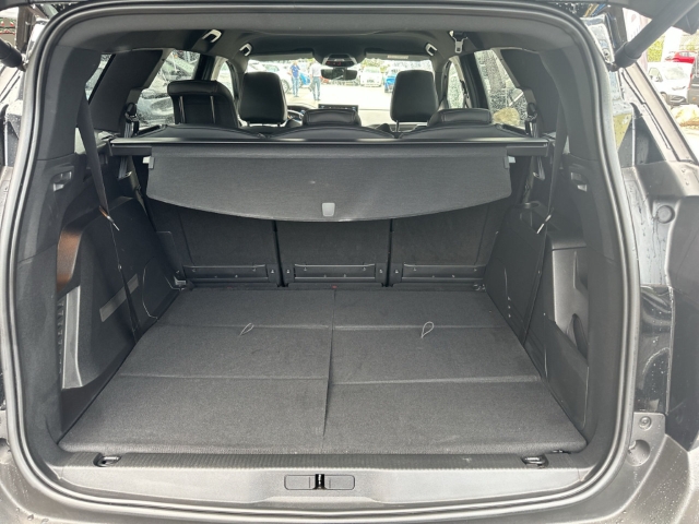 Fahrzeugabbildung Peugeot 5008 Hybrid 136 GT Navi Digitales Cockpit Memory Sitze Soundsystem Massagesitze LED - mit KI generiert/bearbeitet