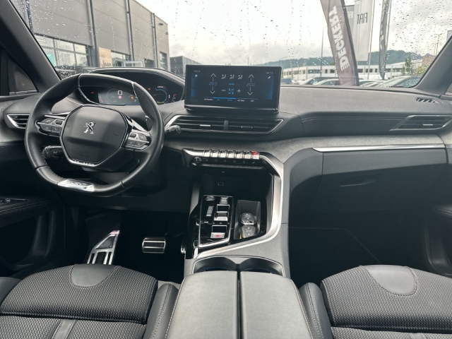 Fahrzeugabbildung Peugeot 5008 Hybrid 136 GT Navi Digitales Cockpit Memory Sitze Soundsystem Massagesitze LED - mit KI generiert/bearbeitet