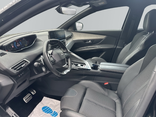 Fahrzeugabbildung Peugeot 5008 Hybrid 136 GT Navi Digitales Cockpit Memory Sitze Soundsystem Massagesitze LED - mit KI generiert/bearbeitet