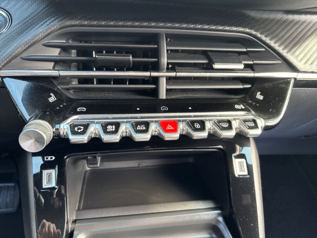 Fahrzeugabbildung Peugeot 2008 Allure LED Apple CarPlay Android Auto Klimaautom Musikstreaming DAB SHZ Spurhalteass. - mit KI generiert/bearbeitet