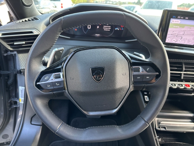 Fahrzeugabbildung Peugeot 2008 Allure LED Apple CarPlay Android Auto Klimaautom Musikstreaming DAB SHZ Spurhalteass. - mit KI generiert/bearbeitet