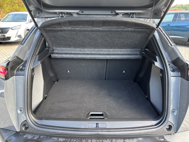 Fahrzeugabbildung Peugeot 2008 Allure LED Apple CarPlay Android Auto Klimaautom Musikstreaming DAB SHZ Spurhalteass. - mit KI generiert/bearbeitet